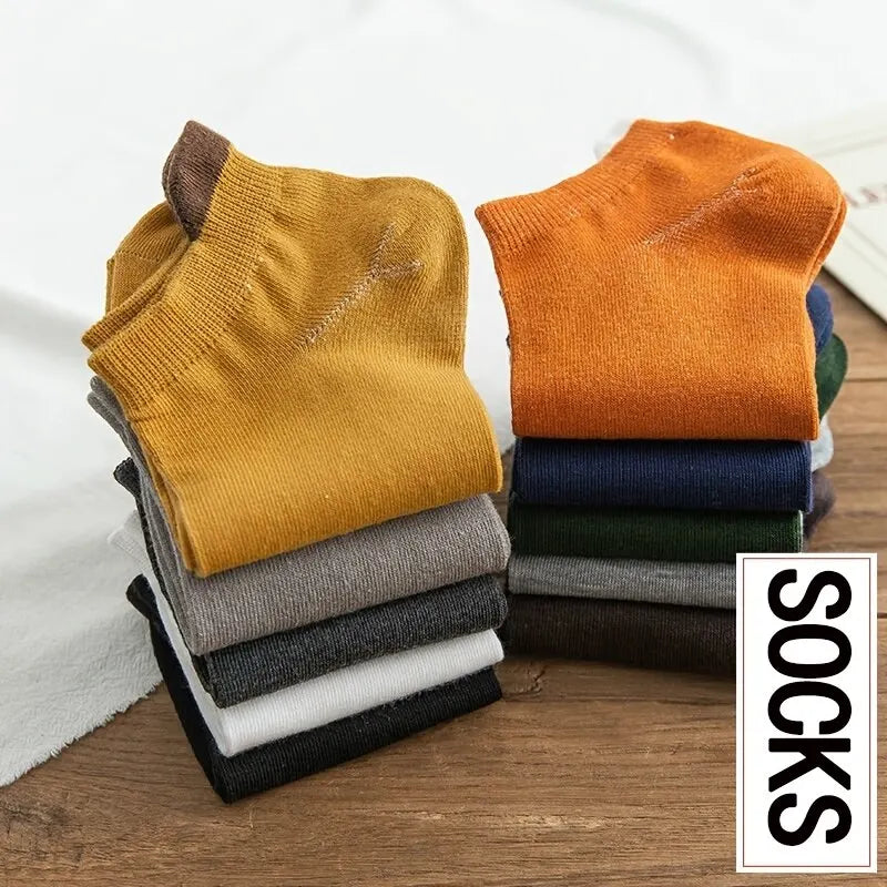 Meias esportivas macias e respiráveis, feitas para conforto, durabilidade e frescor o dia todo — agora em um kit econômico com 10 pares.