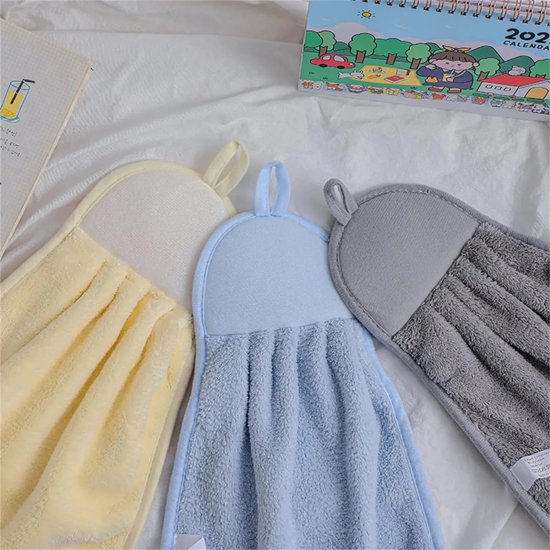 Uma mini toalha super macia com estampas de animais fofos — ideal para escola, casa ou qualquer momento do dia.