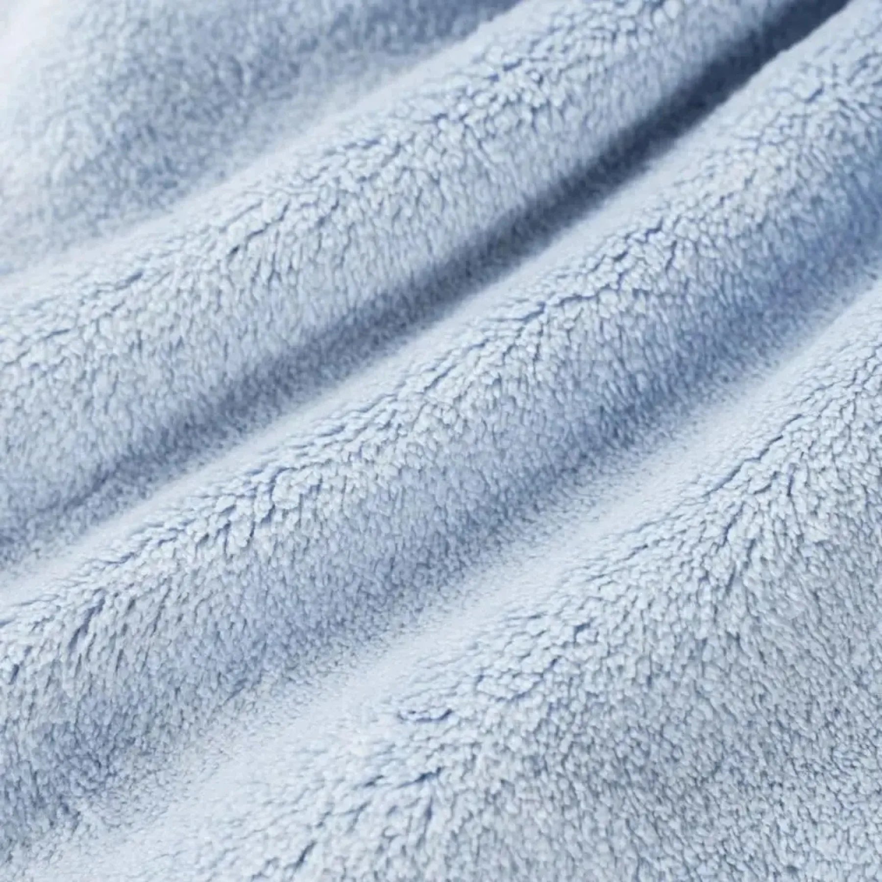 Uma mini toalha super macia com estampas de animais fofos — ideal para escola, casa ou qualquer momento do dia.